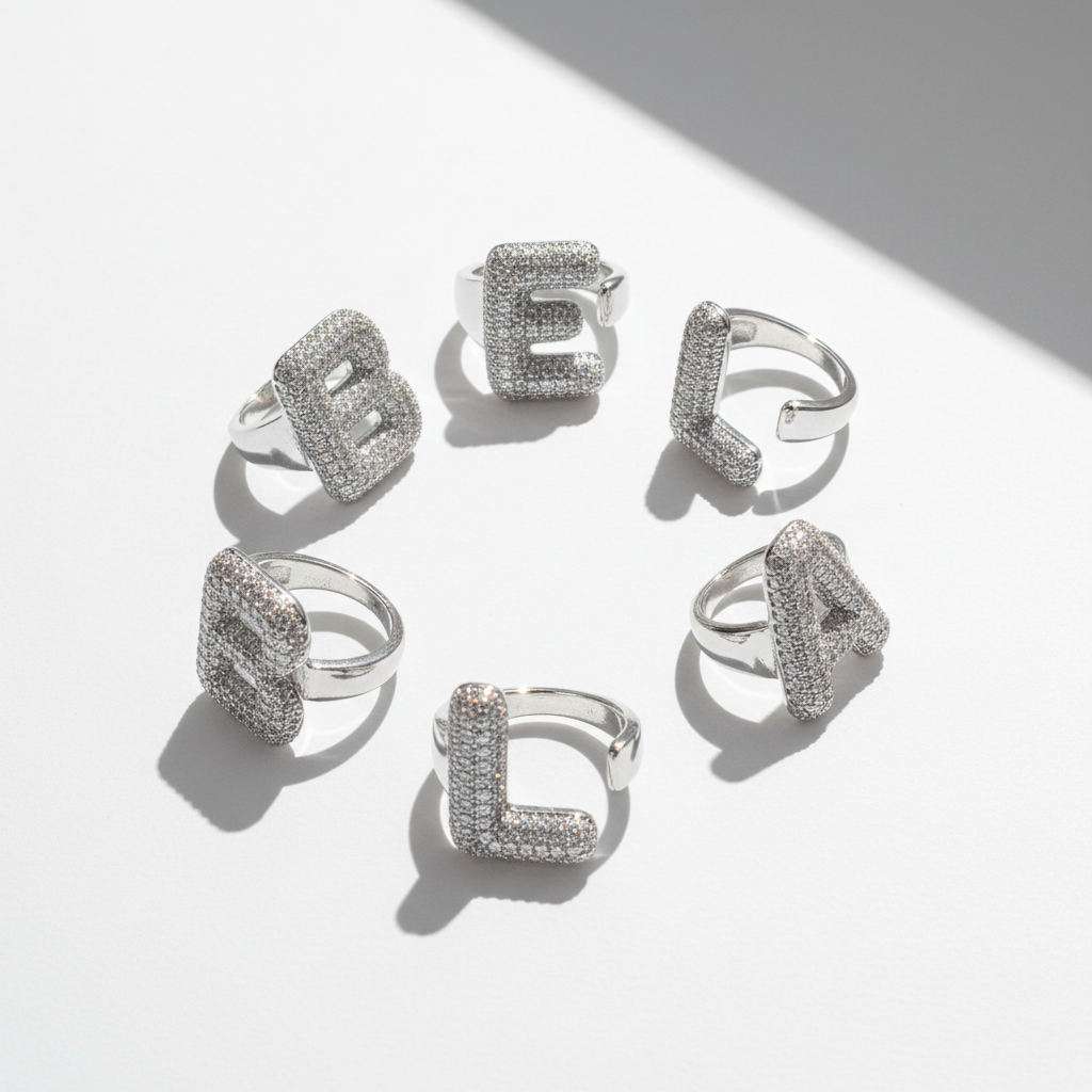 Anello color Argento con Iniziale in Acciaio Inox e Zirconi - Regolabile