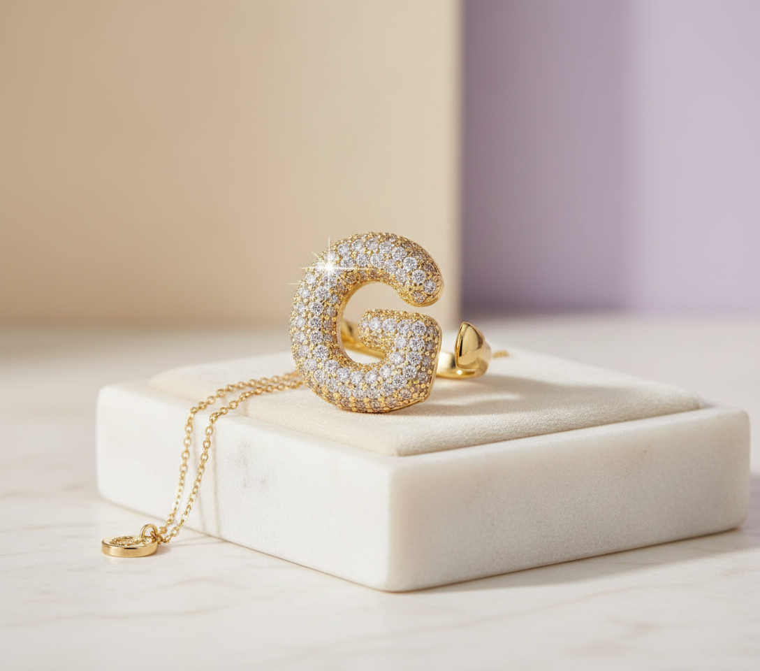 Anello color Oro con Iniziale in Acciaio Inox e Zirconi - Regolabile