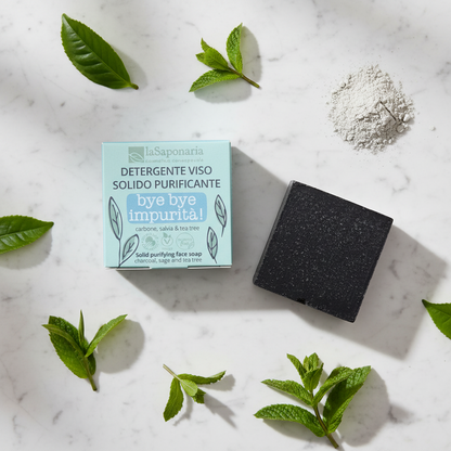 Detergente viso purificante su marmo con foglie tè verde polvere argilla menta, pelli grasse miste