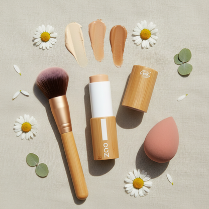 Fondotinta stick ricaricabile con swatch beige su sfondo tessuto chiaro