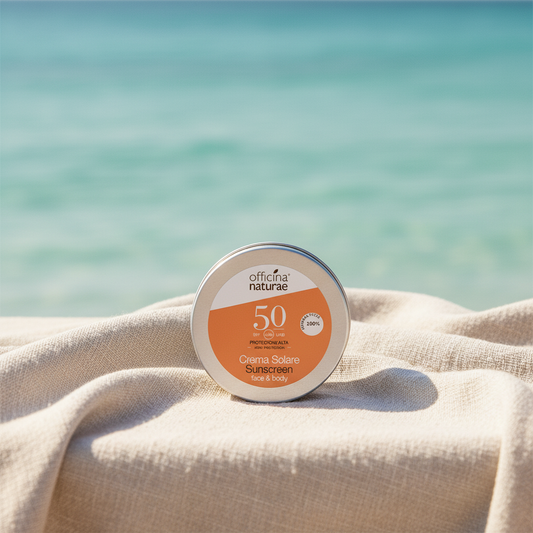 Barattolo crema solare SPF 50 officina natura su tessuto chiaro