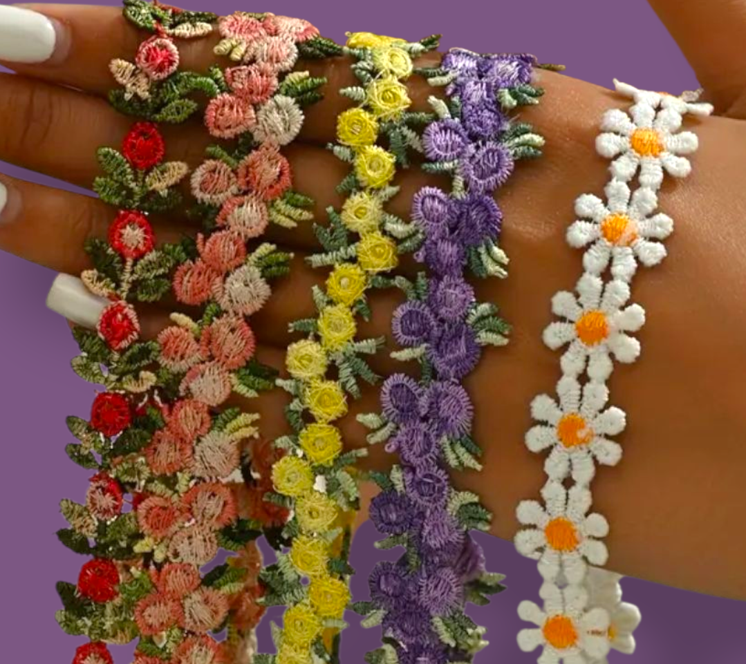 Collana girocollo in tessuto ricamato ecosostenibile con margherite bianche - gioiello artigianale fatto a mano