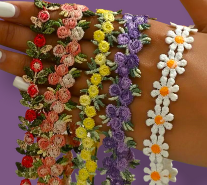 Collana girocollo in tessuto ricamato ecosostenibile con margherite bianche - gioiello artigianale fatto a mano