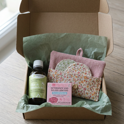 Box detersione con flacone, sapone solido e panno verde in tessuto fantasia floreale.