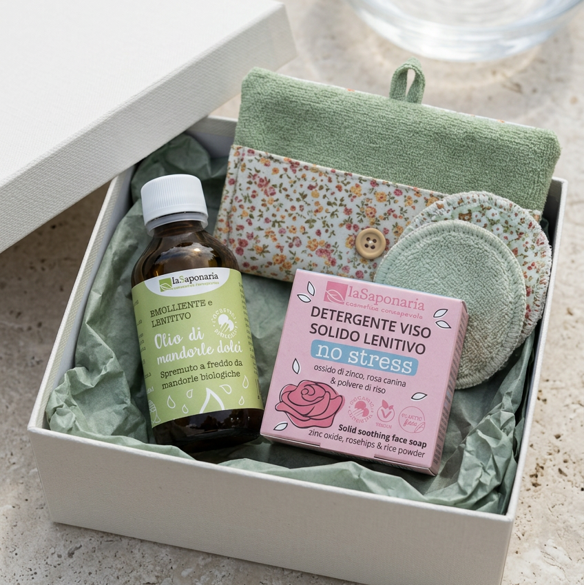 Kit detersione in scatola: flacone, sapone solido e panni verdi in tessuto.