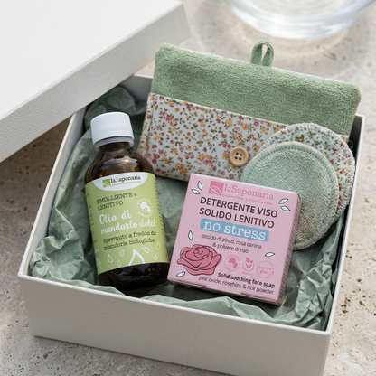 Kit detersione in scatola: flacone, sapone solido e panni verdi in tessuto.