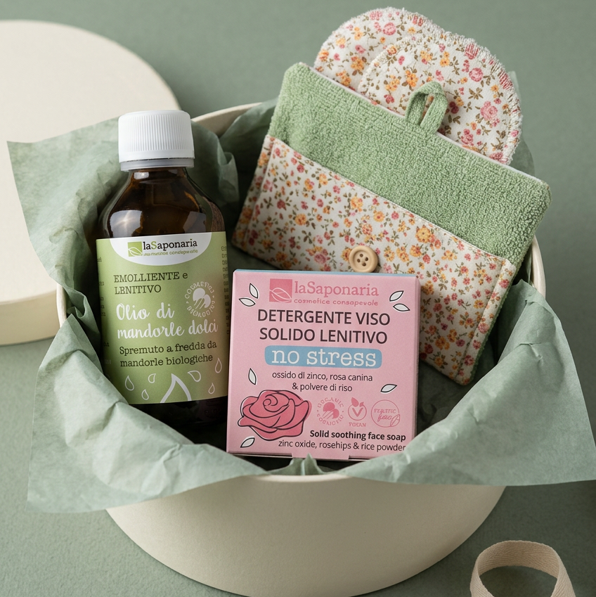 Box detersione in confezione: sapone solido e flacone con tessuti verdi e floreali.