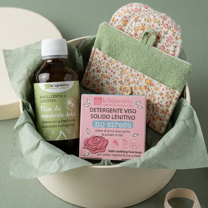 Box detersione in confezione: sapone solido e flacone con tessuti verdi e floreali.
